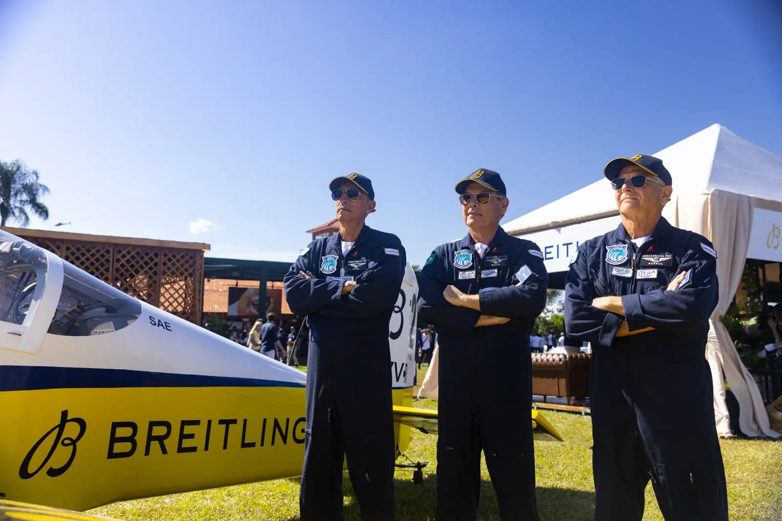 Pilotos da Esquadrilha Fox ao lado da aeronave